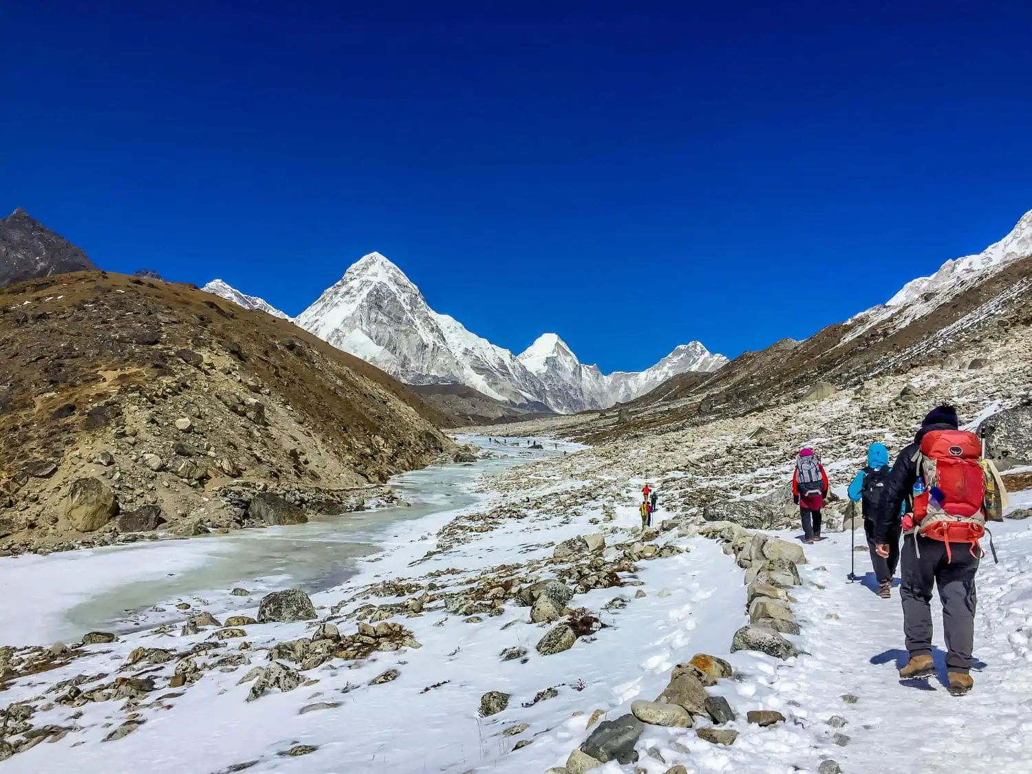 everest-base-camp-trek-difficulty-khumbu-valley-trekkers-on-trail.webp